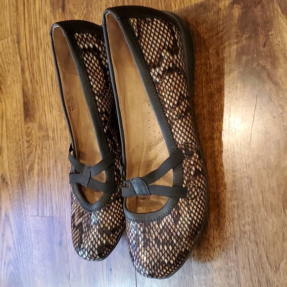 Womens Naturalizer snakeskin ballet flats are a size 8.5 - Picture 2 of 5